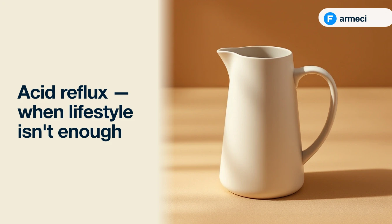 Editorial cover for Farmeci's guide on acid reflux — a single elegant tall matte-glazed ceramic pitcher on a polished warm sand-coloured surface, soft directional light, alongside the headline.